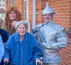 A resident with the Wizard of Oz performers